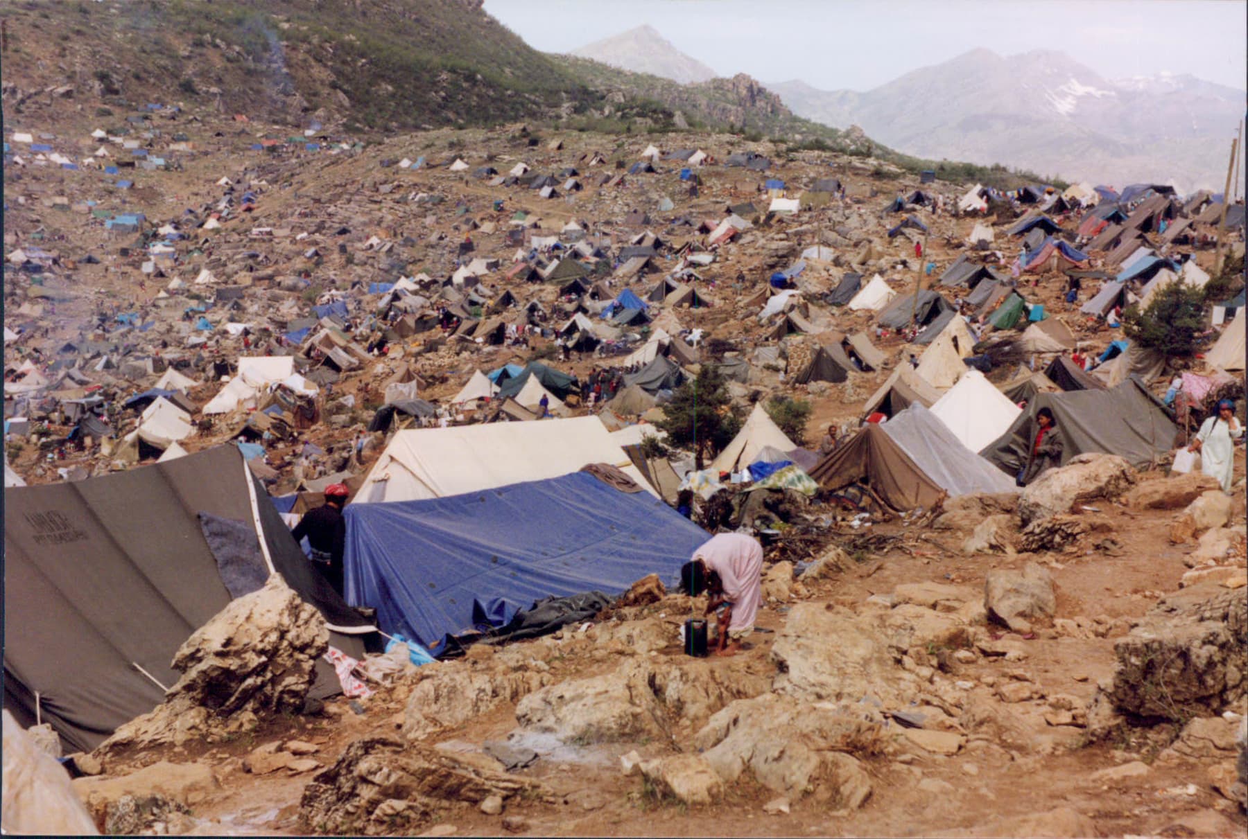 Refugee camp alongside the Türkiye border, home to the Kurdish people escaping Iraq. Türkiye, 1991.