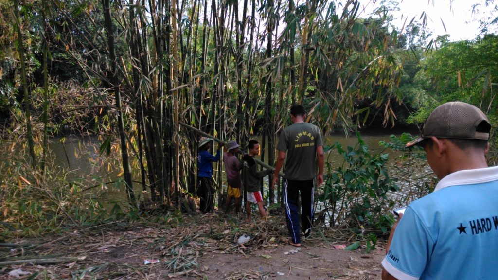 Local people work together to grow and sell mushrooms to earn a living in Karang Kesume village. Indonesia, 2014